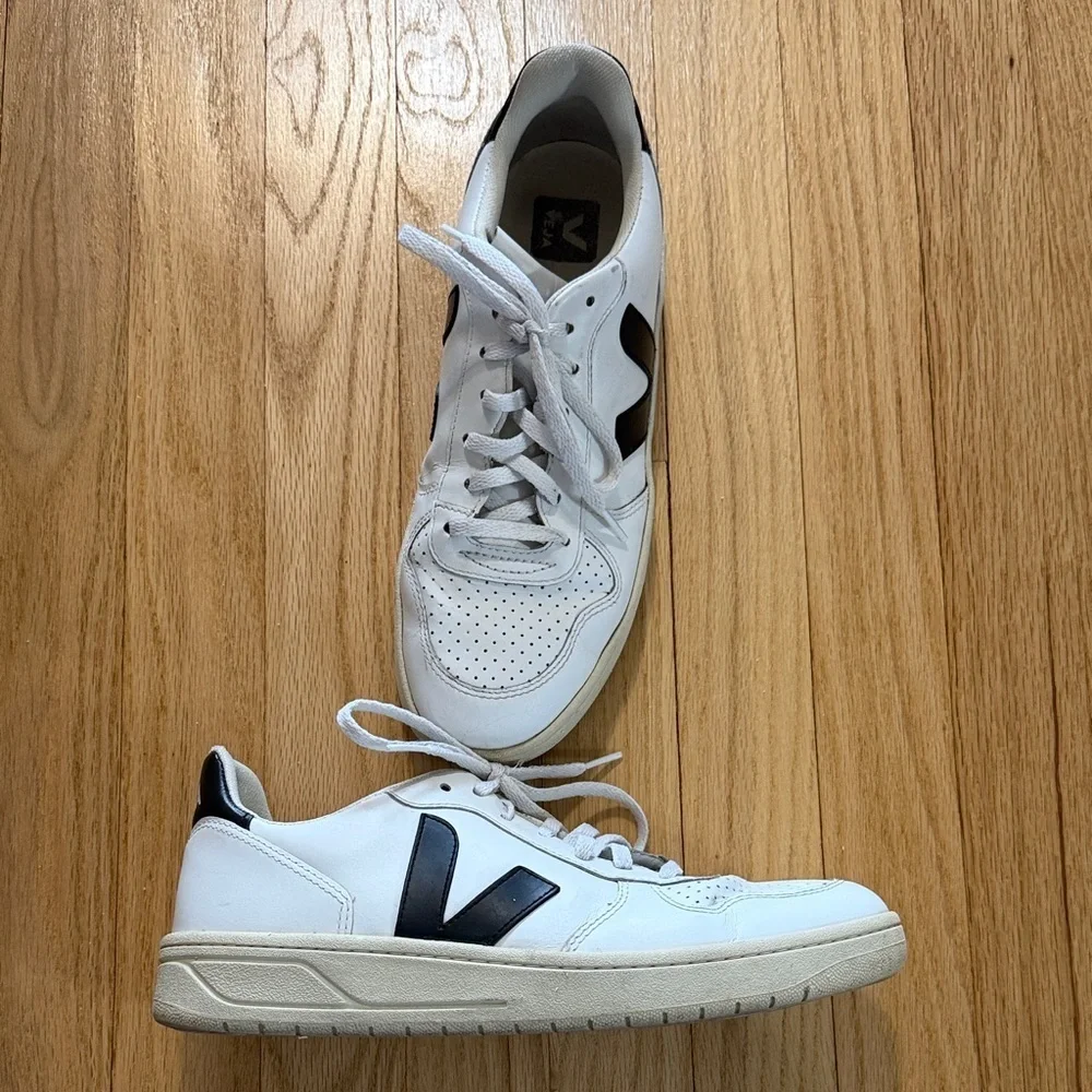Veja V-10 Black/White Leather Sneakers Sz 9